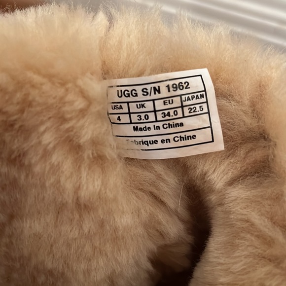 UGG Bailey Button Triplet Boots - Picture 4 of 4